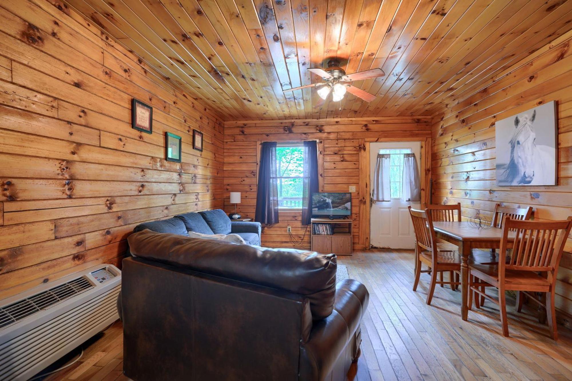 Blue Rose Cabins - Pine Ridge Cabin โลแกน ภายนอก รูปภาพ