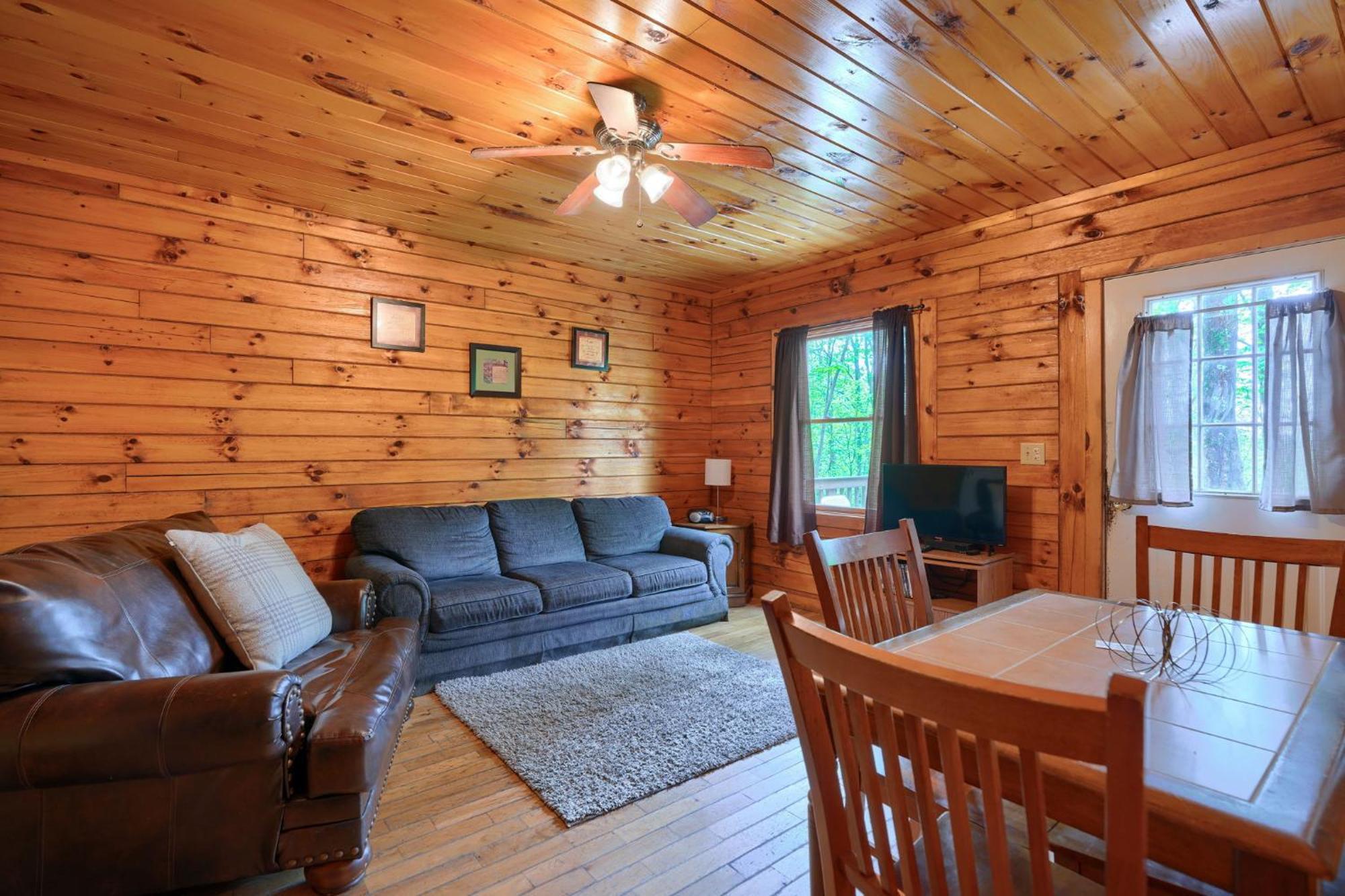 Blue Rose Cabins - Pine Ridge Cabin โลแกน ภายนอก รูปภาพ